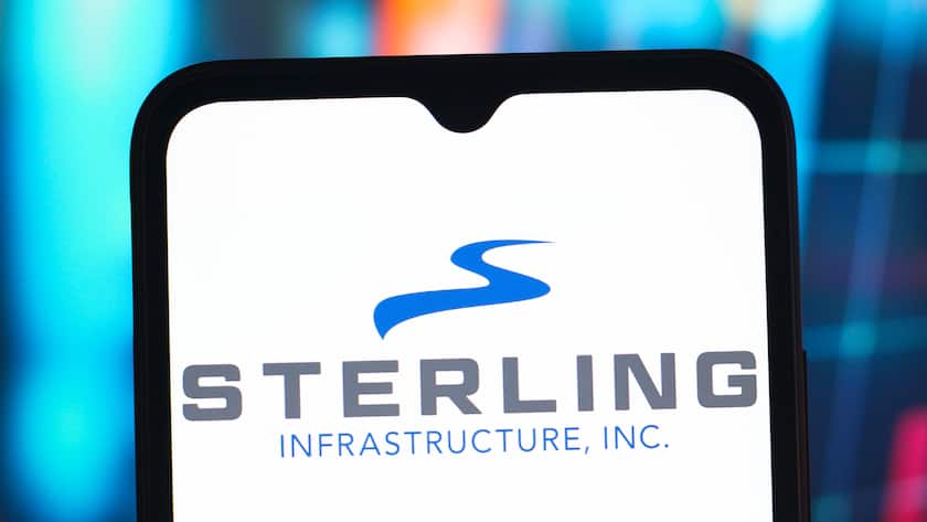 4150 Prozent Rendite in fünf Jahren: Diese US-Aktie ist kaum zu halten Das Logo von Sterling Infrastructure auf einem Smartphone-Display.