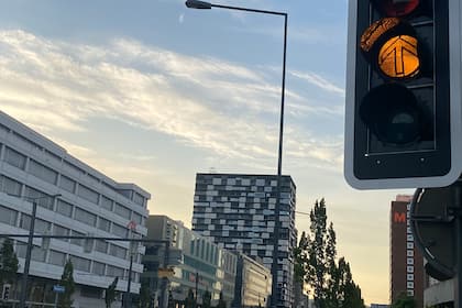 SMI: Geht die Party heute weiter? Ampel beim Sitz der Schweizer Börse SIX in Zürich zeigt orange.