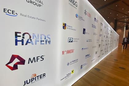 Milliardenabflüsse: Aktien aus Europa stossen auf wenig Gegenliebe Logos von Fondsanbietern und Vermögensverwaltern am Institutional Money Kongress in Frankfurt.