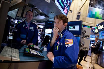 Aktienmärkte: Absicherungskosten steigen rasant Traders work on the floor of the New York Stock Exchange (NYSE) in New York, U.S., on Tuesday, March 5, 2013.