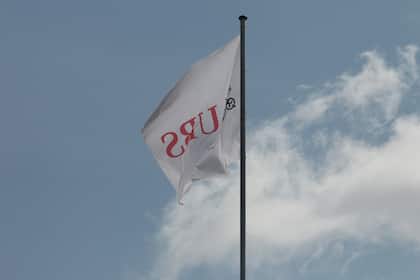 Jetzt mit Bankaktien auf steigende Zinsen setzen? Eine Fahne mit dem Firmenlogo der UBS (2025).