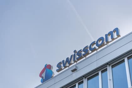 Herunterstufung: Dividendenstarke SMI-Aktie nicht länger ein Kauf Das Swisscom-Logo am Hauptsitz in Worblaufen.