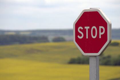 Aktien: Wichtiger Indikator gibt ein Verkaufssignal Ein Stoppschild verhindert das zügige Durchfahren.