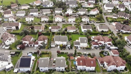 Zinssätze für Festhypotheken steigen auf den höchsten Stand seit 18 Monaten Einfamilienhaussiedlung im Kanton Aargau: Immobilien werden kaum mit Vorsorgegeldern finanziert.
