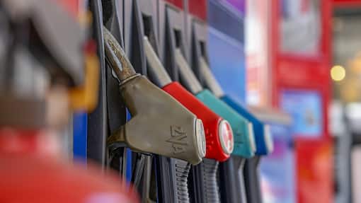 Wie stark trifft der schwankende Ölpreis Herrn und Frau Schweizer? Eine Tanksäule an der Tankstelle.