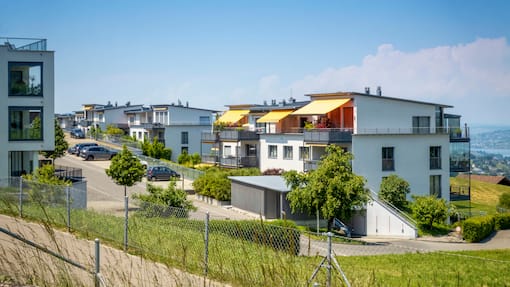 Führt die Abschaffung des Eigenmietwerts zu günstigeren Hypotheken? Wohnquartier in Schindellegi SZ - Wer ein Haus im Wert von acht Millionen erbt, muss plötzlich 150'000 Franken bar auf den Tisch legen. Steuerexpertinnen warnen vor dem Plan, der Hausbesitzer in die Enge treibt