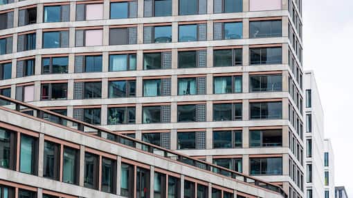 Zinsanstieg bei Festhypotheken: Wie Wohneigentümer jetzt Geld sparen Blick auf die Hausfassade bei Häusern an Europaallee, unweit vom Zürcher Hauptbahnhof.