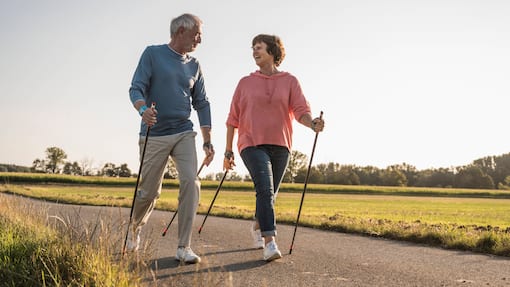 13. AHV: Bestimmte Rentner sollen laut Politiker ausgeschlossen werden Ein älteres Paar hat Freude am Nordic Walking.