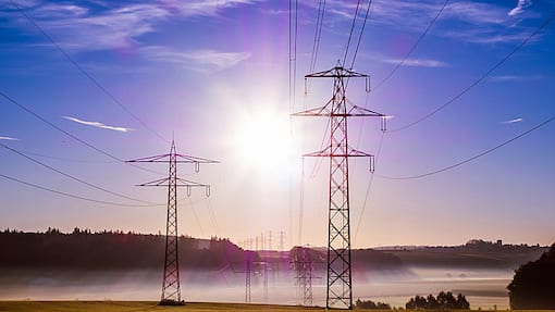 Nach dem wiederholten Öl-Schock stehen diese Aktien vor einem Comeback Strommasten in der Morgensonne.