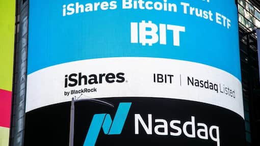 Devisen und Krypto 2026: Anhaltende Dollar-Schwäche und Bereinigung bei Cyberwährungen Eine Werbedisplay des «iShares Bitcoin Trust ETF» am Times Square in New York, USA (2024). de der New Yorker Börse.-Banner an der Aussenfassade der New Yorker Börse.