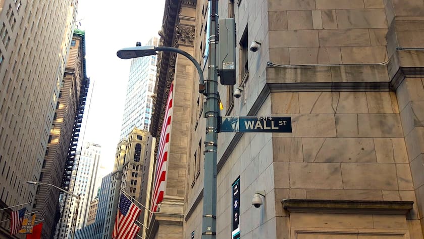 Börsen-Ticker: US-Märkte schliessen höher - Tesla verbessert sich - SMI zum Wochenende im Plus - Richemont und Sika mit Avancen - Swisscom fällt Die Wall Street - Börsenplatz in New York, USA.