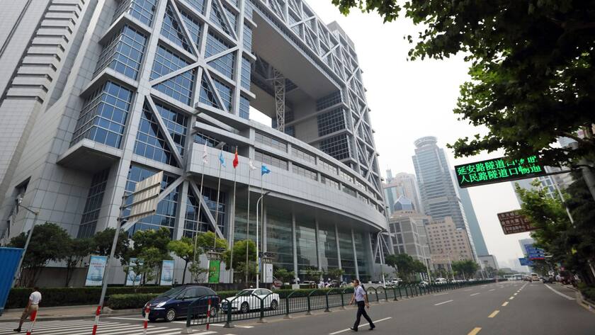 Fussgänger vor dem Gebäude der Schanghaier Börse.