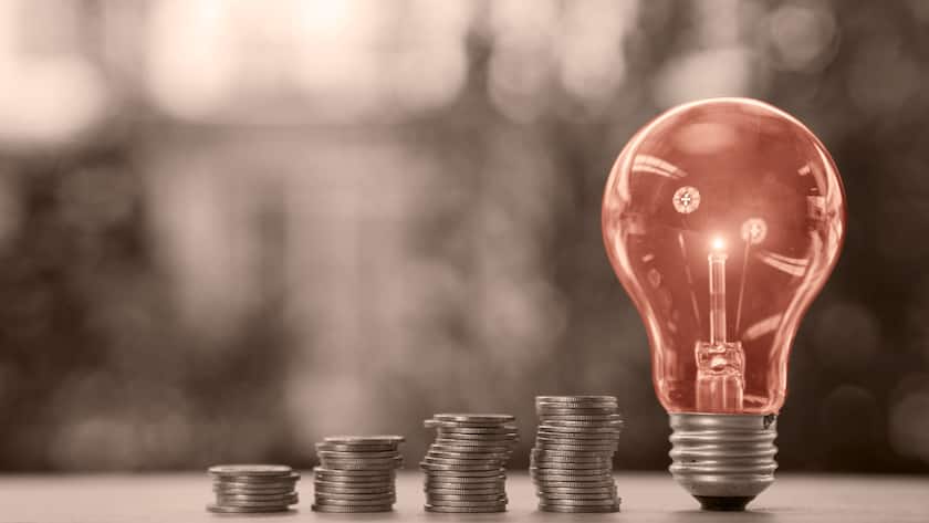 Trading-Ideen coins and light bulb. concept saving money.