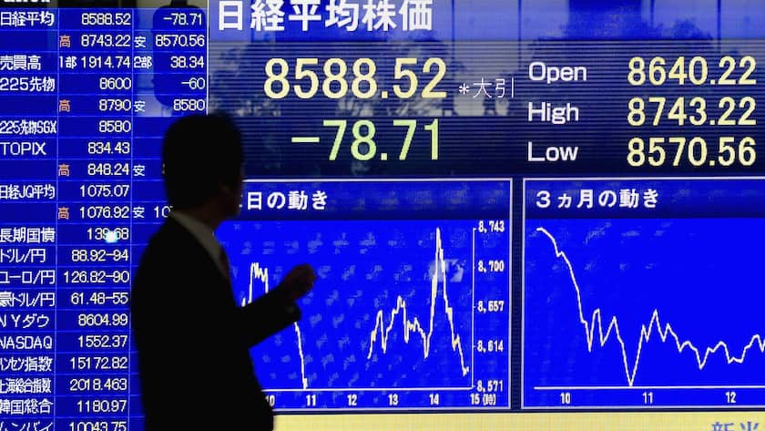 Börsen-Ticker: SMI leicht im Minus gesehen - US-Indexfutures unter Druck - Ölpreise steigen - Franken gibt gegenüber Dollar deutlich nach Passant beobachtet eine Anzeigetafel mit fallenden Aktienkursen an der Tokyo Stock Exchange in Tokio.