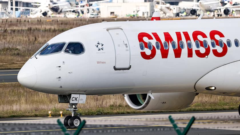 Swiss will in Administration zehn Prozent einsparen Ein Airbus A220 der Swiss bei der Startvorbereitung am Flughafen Frankfurt