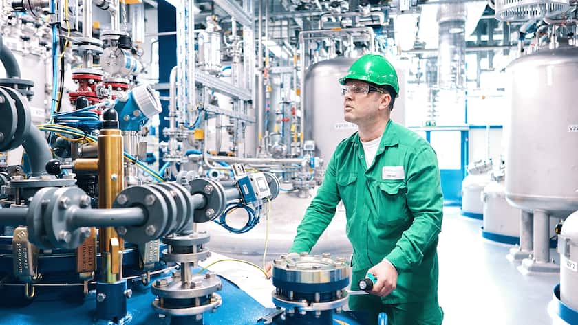 Novartis-Finanzchef warnt vor verzögerter Medikamenten-Einführung in Europa Ein Mitarbeiter in einer Produktionsanlage von Novartis in Schweizerhalle (2025).