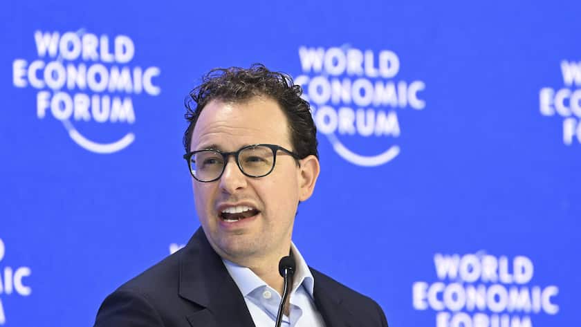 Notbremse bei KI-Entwicklung: Firmenchefs riskieren Zoff mit Wall Street und Trump Anthropic-CEO Dario Amodei bei einem Auftritt am WEF 2025 in Davos.