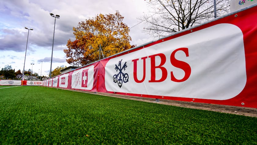 Schweizer Aktienmarkt: Verabschieden sich erste Grossinvestoren durch die Hintertür? UBS-Werbung an einem U16-Länderspiel der Schweiz.