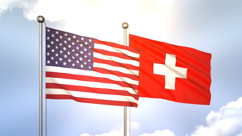 Die US-amerikanische und die Schweizer Flagge wehen im Wind.