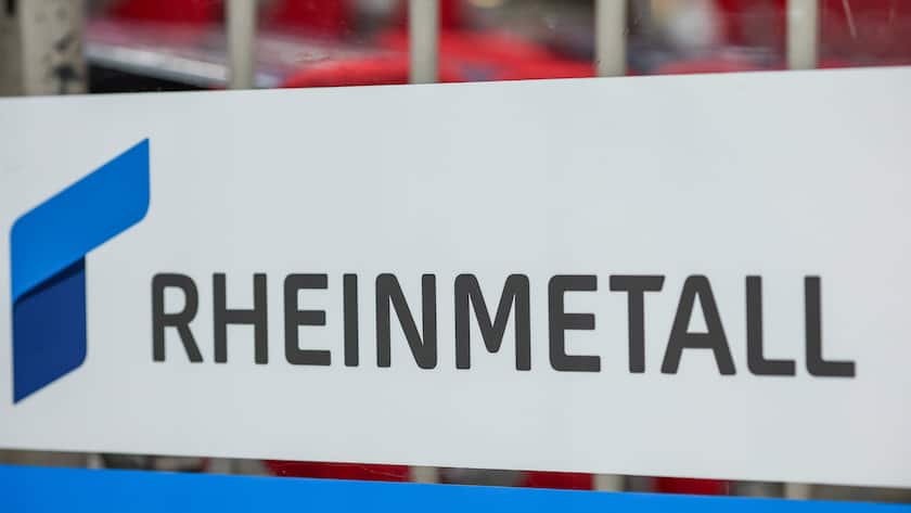 Berlin will Munitionsausgaben kürzen – Schlag für Rüstungskonzerne Der Schriftzug von Rheinmetall auf einer Bandenwerbung im Stadion des Eishockeyclubs Düsseldorfer EG.