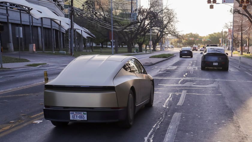 Das SpaceX-IPO schafft eine zweite Musk-Aktie - das könnte zum Problem für Tesla werden Ein Robotaxi von Tesla fährt auf den Strassen von Austin (Texas/USA).