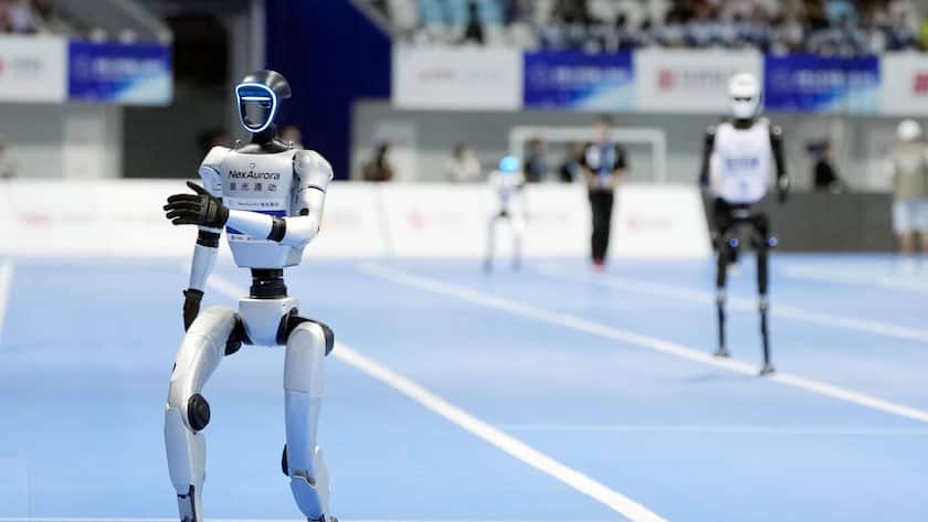 Chinas Roboter laufen am Sonntag um die Wette Humanoide Roboter laufen um die Wette.