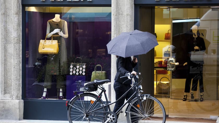 Kleine Läden sterben aus, während grosse Handelsketten wachsen Prada-Geschäft in München, Deutschland (2023).