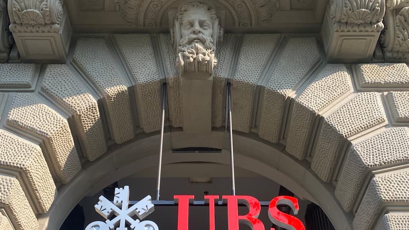 Top-Manager von UBS verkaufen erneut millionenschwere Aktienpakete Firmenschild der UBS am ehemaligen Hauptsitz der Credit Suisse am Paradeplatz in Zürich.