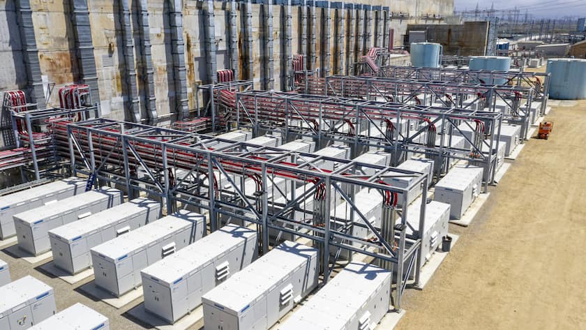US-Energiewerte: Das sind die Gewinner mit Blick auf die Zwischenwahlen im November Wechselrichter ausserhalb eines Batteriegebäudes in der Energiespeicherzentrale von Vistra in Moss Landing, Kalifornien.