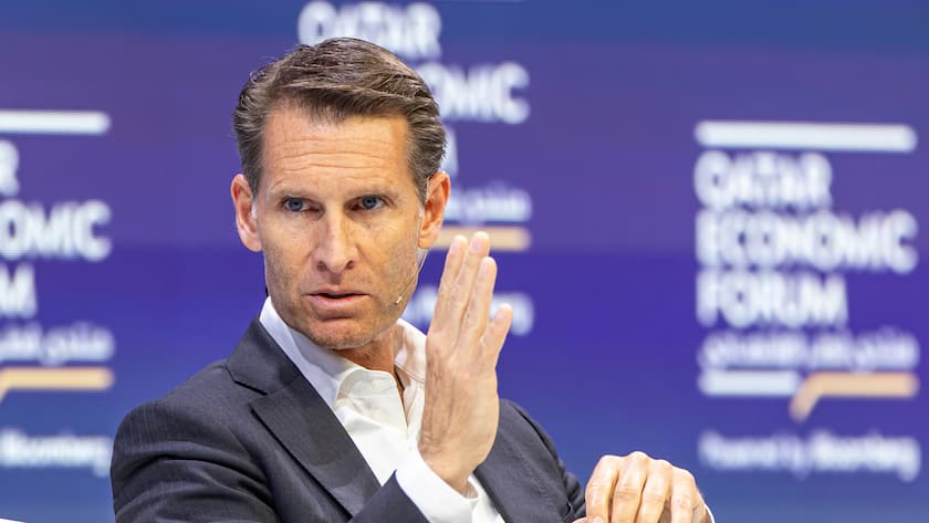 Partners Group: Analyst sieht anhaltende Probleme und senkt Kursziel Steffen Meister, Verwaltungsratspräsident von Partners Group, bei einem Auftritt am Qatar Economic Forum in Doha im Mai 2024.