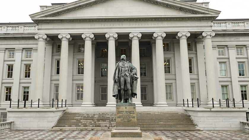 Ausdruck ernster Sorgen: Rendite für dreissigjährige US-Staatsanleihen ungewöhnlich lange über 5 Prozent Statue von Albert Gallatin vor dem US-Finanzministerium in Washington DC, USA.