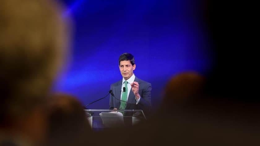 Steigende Preise setzen Fed unter Zugzwang - Mehrere Zinsschritte bis Jahresende erwartet Kevin Warsh spricht an einem Anlass des Internationalen Währungsfonds (April 2025).