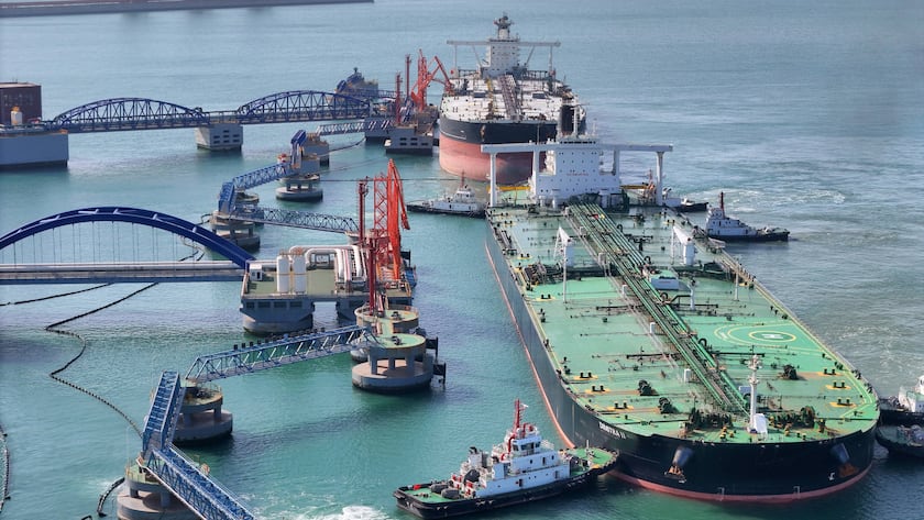Goldman Sachs senkt Ölpreisprognosen für 2027 wegen höherem Angebot Ein Erdöltanker nahe der chinesischen Stadt Yantai in der Provinz Shandong kurz vor dem Entladung an einem Terminal (2025).