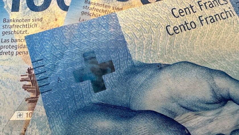 Schweizer Banknoten mit Wert von 100 Franken.