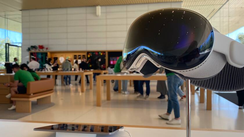 Datenbrille Vision Pro im Apple-Besucherzentrum in Cupertino, Kalifornien.