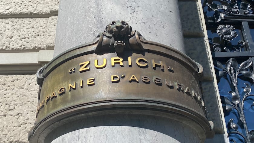 Aktie der Woche: Analyst sieht Schweizer Dividenden-Titel auf 25-Jahres-Hoch steigen Historisches Firmenschild am Sitz von Zurich Insurance in Zürich.