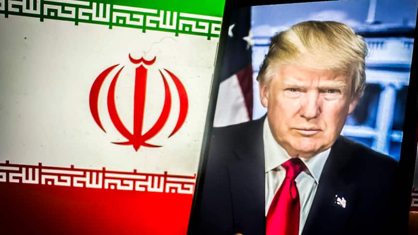 Trump kündigt Überprüfung eines Iran-Plans für Kriegsende an Foto-Illustration: Bild von Donald Trump vor der iranischen Flagge (Oktober 2024)