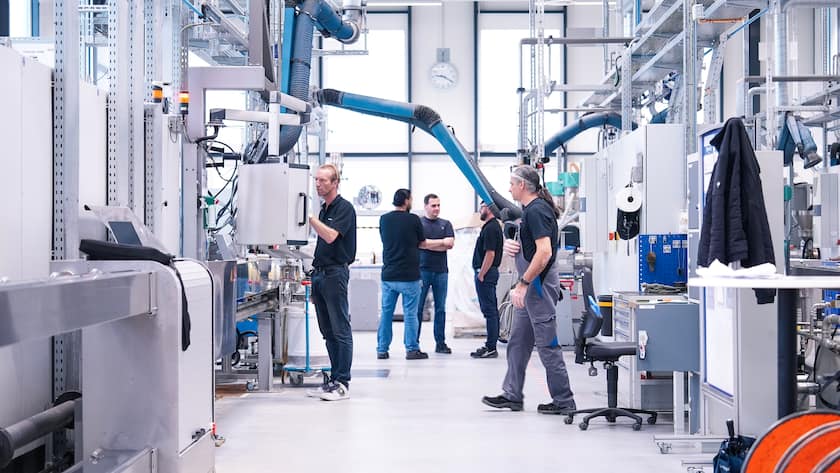 Kaufempfehlung aus Deutschland für einen gefallenen Börsen-Star Mitarbeiter der Kabelproduktion von Huber+Suhner am Standort in Witzberg.