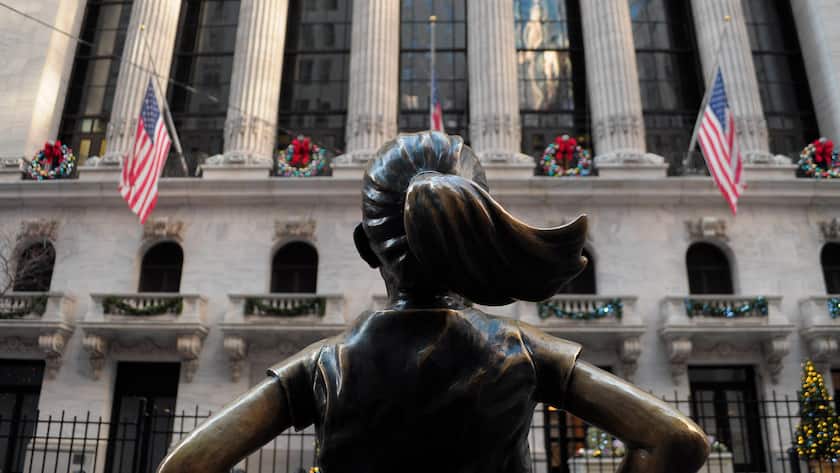 Für diese US-Aktien zeigen Top-Investoren zuletzt Interesse Die Bronze-Statue namens "Fearless Girl" steht im New Yorker Finanzdistrikt (3. Januar 2025).
