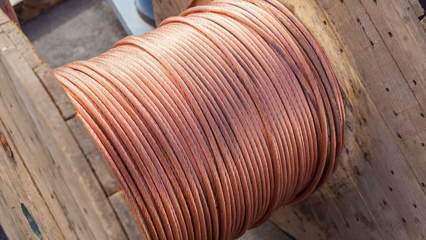 Warum Industriemetalle wie Kupfer und Zink ins Depot gehören Grosse Spulen mit Elektrokabeln.