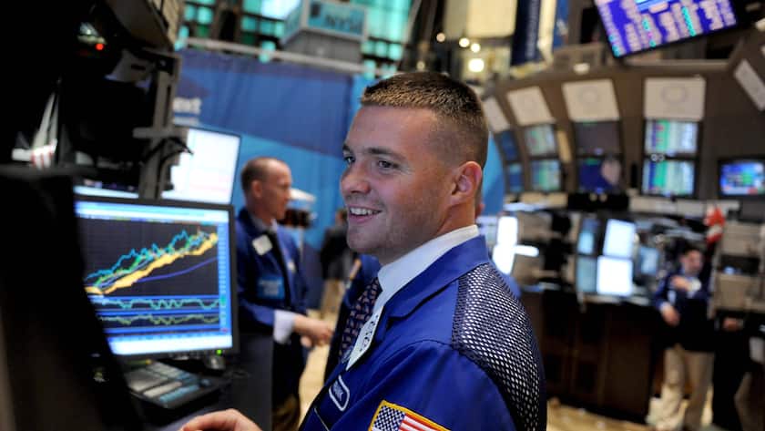«News warten nicht auf die Eröffnungsglocke»: Robinhood plant das Weekend-Trading Ein Trader an der Börse NYSE in New York, USA (2011).