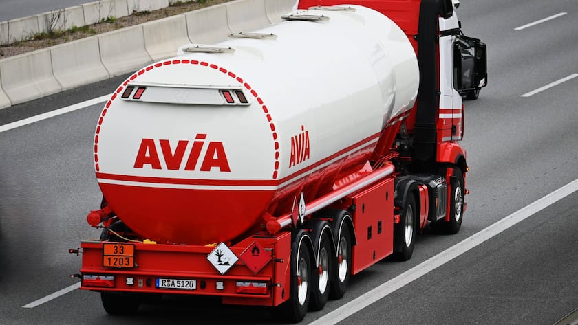 Spritkosten senken: Die besten Strategien für Schweizer Autofahrende Ein Tanklastwagen von Avia auf der Autobahn.