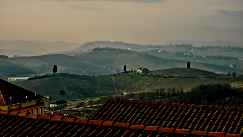 Landschaft des italienischen Langhe-Gebiets, Hauptstadt des Barolo-Weins.