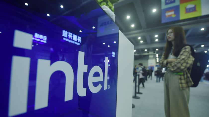 Intel: Bei der US-Aktie der Stunde auf weitere Kursgewinne setzen Besucherin am Stand von Intel an einer Messe in Hangzhou, China.