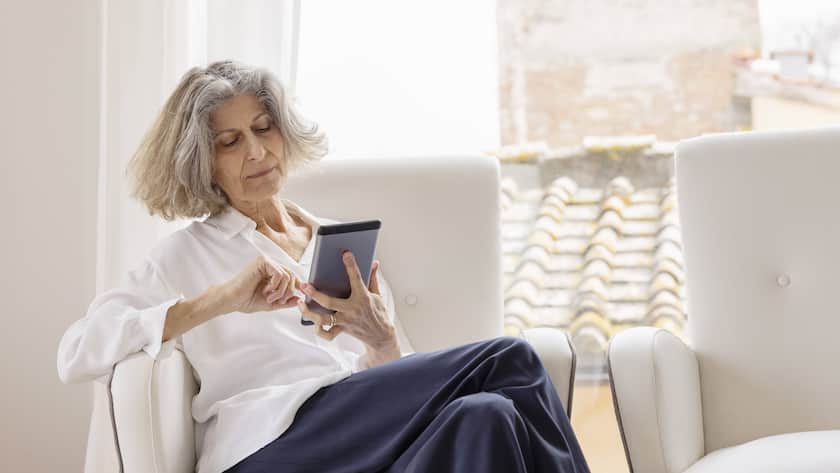 Pensionskassen im April erneut mit Verlusten Frau sitzt mit Taschenrechner auf dem Sofa - Ein Teil der 13. AHV-Rente fliesst wieder an der Staat zurück. Ob man diesen Anteil als irrelevant, angemessen oder als zu viel taxiert, ist ausschlaggebend