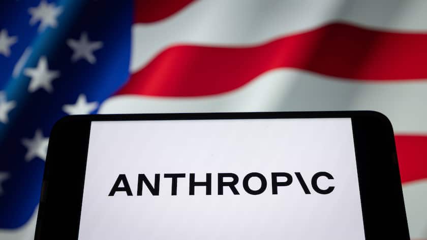 Insider: KI-Unternehmen Anthropic verschiebt Börsengang Das Logo von Anthropic auf einem Smartphone-Display vor einer US-Flagge.