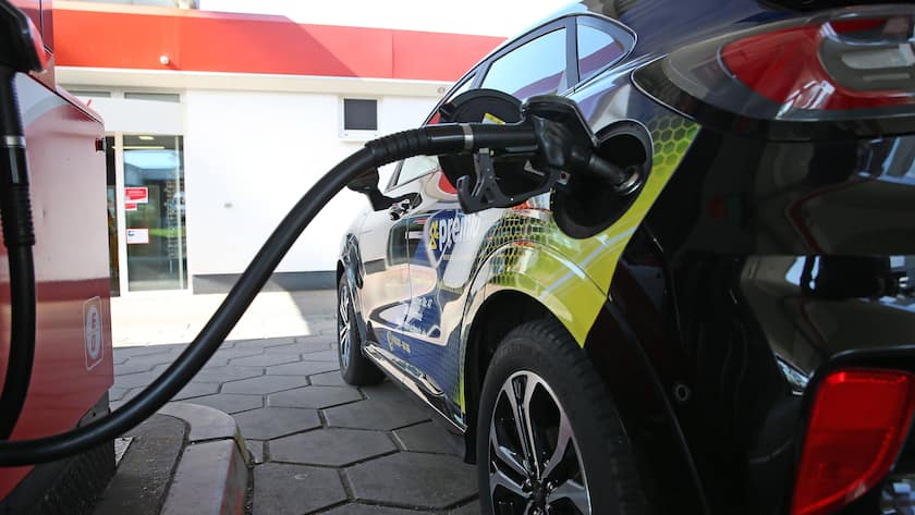 Schweizer Benzinpreise steigen auf Jahreshöchstand Auto wird an einer Tankstelle mit Kraftstoff befüllt.