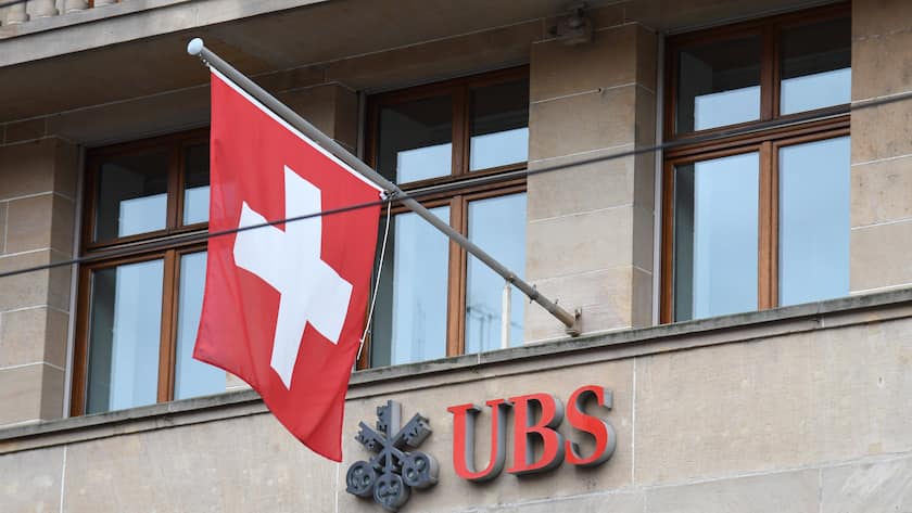 Trotz vorsichtiger Anleger und Eigenkapitaldebatte: Wie es für die UBS-Aktie wieder aufwärts gehen kann Logo der UBS an einer Filiale in Basel.