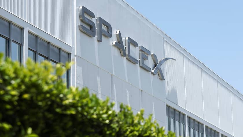SpaceX: Die Aktie ist nun nach oben ausgebrochen SpaceX-Schild vor dem Firmengelände der Space Exploration Technologies Corp. in Hawthorne, Kalifornien.