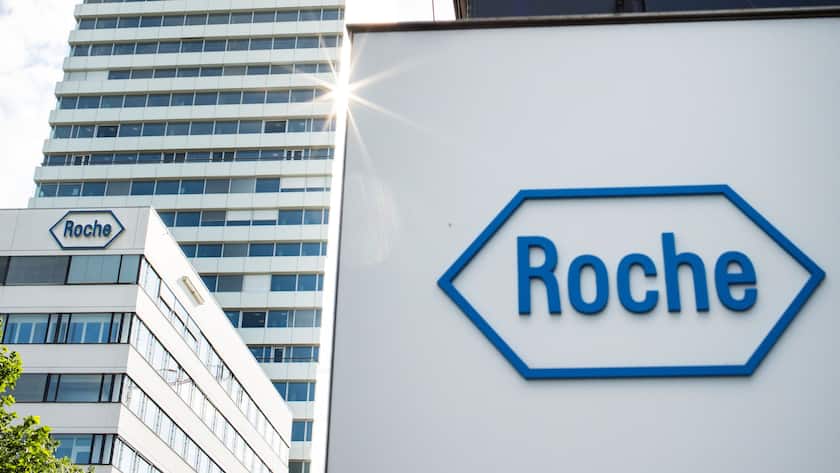 Börsen-Ticker: SMI rettet sich in den Gewinn - Roche, Novartis und Sandoz stützen - UBS, Partners Group und Bauzulieferer unter Druck - Swisscom und Sunrise gefragt Der Schriftzug vom Pharmakonzern Roche am Hauptsitz in Basel.
